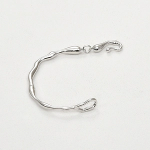 Minimalist irregular fluid branch bracelet in polished silver finish with water drop link