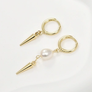 Boucles d'oreilles créoles asymétriques plaquées or 14 carats avec pointes et perles
