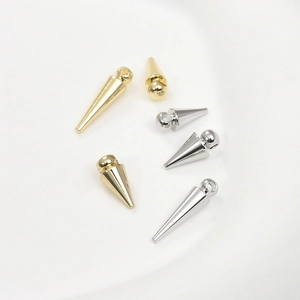 Vue macro de pendentifs pointus en or 14k et argent pour la création de bijoux DIY