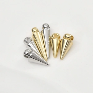 Vue macro de pendentifs coniques dorés 14k et argentés pour la création de bijoux DIY