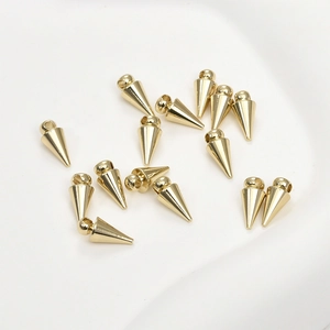 Gros plan détaillé de pendentifs coniques plaqués or 14 carats pour création de bijoux