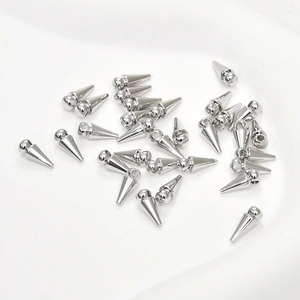 Pendentifs cônes argentés en vrac pour la création de bijoux DIY sur fond blanc