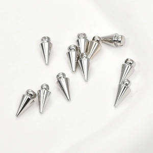 Pendentifs pointus en argent poli pour création de bijoux DIY sur fond blanc