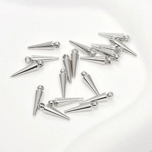 Vue macro de pendentifs cônes argentés polis avec anneaux pour création de bijoux DIY