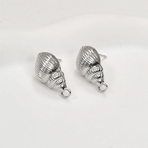 Détail macro de clous d'oreilles coquillage argentés avec boucle pour bijoux DIY