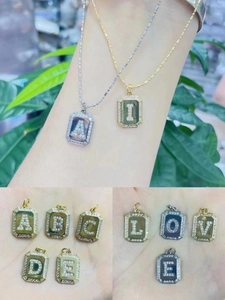 Collier à pendentif lettre octogonale serti de strass en finitions dorée et argentée