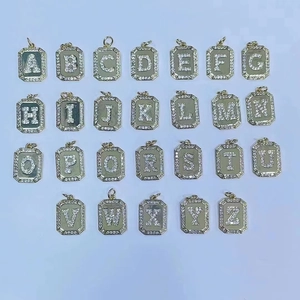 Collier pendentif alphabet rectangulaire doré avec zircons cubiques pavés