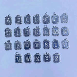 Série de 26 pendentifs lettres A-Z argentés avec pavage de zircons cubiques