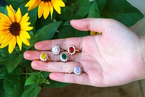 Detail von bunten Sonnenblumenringen mit Zirkonia-Mikropflaster in Gold und Silber