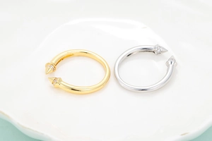 Retro 18K Gold Geometrischer Spike-Ring mit Zirkonia-Akzenten in Gold und Silber