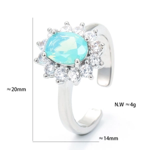 Makroaufnahme Silberring mit ovalem blauen Stein und Zirkon-Halo, Größe 20 mm mal 14 mm