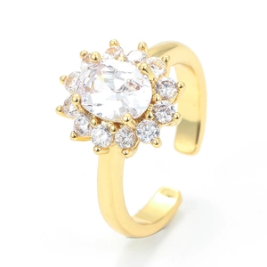 Detail eines verstellbaren Goldrings mit ovalem weißen Zirkonia-Halo und Sonnenblumen-Design