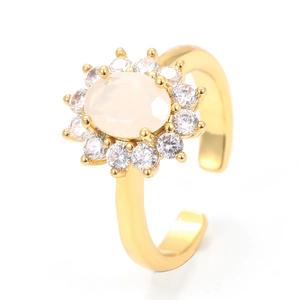 Details eines verstellbaren Goldrings mit rosa Edelstein und glitzerndem Zirkon-Halo