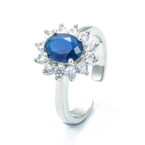 Detail eines verstellbaren Silberrings mit blauem Saphir und umliegenden Diamanten