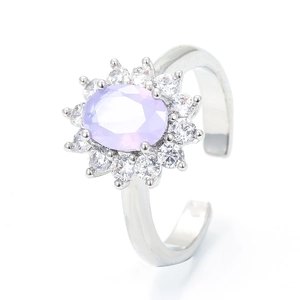 Detail des Sonnenblumenrings mit ovalem lila Edelstein und weißem Zirkon-Halo-Besatz
