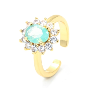 Eleganter goldener Ring mit minzgrünem ovalem Edelstein und funkelnder florale Halo