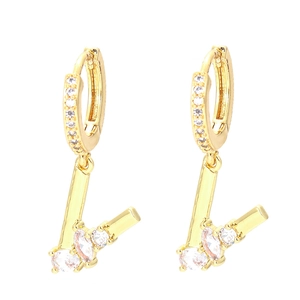 Detail eines goldenen L-Ohrrings mit mikro-gepflastertem Creolen- und Marquise-Zirkonia