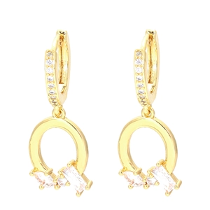 Details von Gold-Ohrringen mit Zirkonia-Hufeisenanhängern und Pavé-Besatz auf Weiß