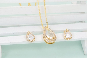 Elegante conjunto de collar y pendientes de gota con circonitas micro pavé en dorado
