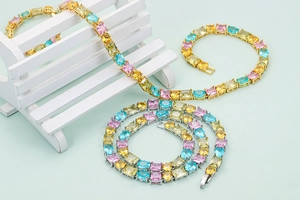 Bunte Tennis-Halskette mit Zirkonia-Steinen in verschiedenen Formen, Gold und Silber