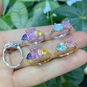 Set bunter Zirkonia-Ringe mit rosa und blauen Edelsteinen in Gold- und Silberplattierung