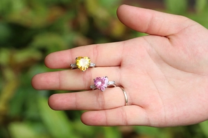 Elegantes anillos con gemas de corazón amarillas y rosas y detalles baguette en plata