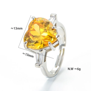 Detalle del anillo de corazón con circón amarillo, medida de 13mm y especificación de 6g