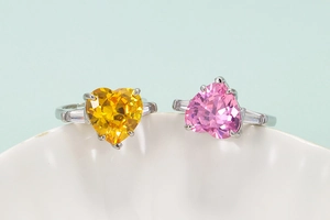Anillo abierto minimalista con circonitas amarillas y rosas en forma de corazón plata