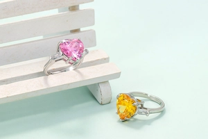 Anillo abierto de plata con piedras de circonita en forma de corazón rosa y amarillo