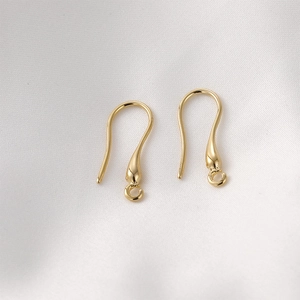 Detail van 18k vergulde lange druppelvormige oorhaken voor handgemaakte DIY-sieraden