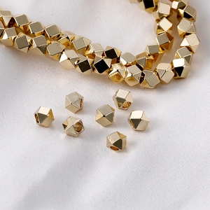 Perles polygonales en plaqué or 14 carats pour création de bijoux sur tissu de soie