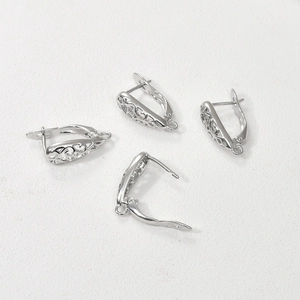 Detailweergave van 925 sterling zilveren filigraan oorbelhaken voor DIY-sieraden maken