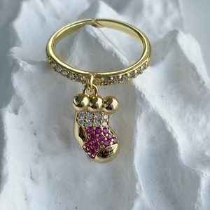 Anello dorato regolabile con ciondolo a calza di Natale e zirconi cubici rosa