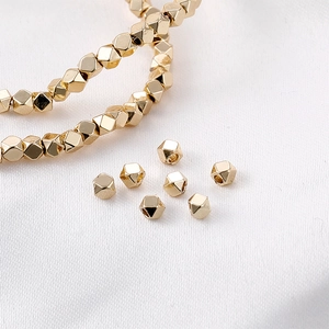 Détail macro de perles géométriques plaquées or 14 carats pour création bijoux