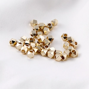 Vue macro de perles géométriques facettées plaquées or 14 carats pour bijoux DIY
