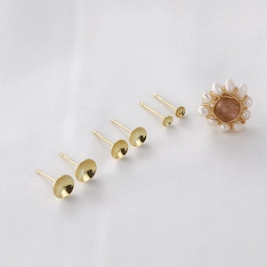 Détail macro de clous d'oreilles plaqués or S925 pour création de bijoux en perles DIY