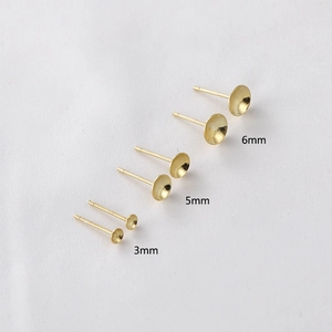 Vue détaillée des supports de boucles d'oreilles dorés en 3mm, 5mm et 6mm avec coupelles