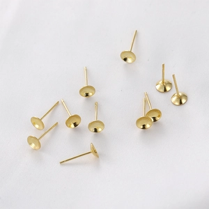 Gros plan de 10 supports de boucles d'oreilles en argent S925 doré avec poinçon gravé