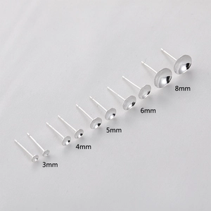 Détail macro de clous d'oreilles en argent S925 en cinq tailles de 3mm à 8mm