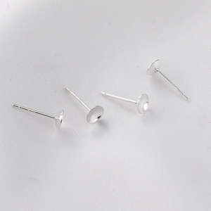 Gros plan de supports de boucles d'oreilles en argent S925 pour création de bijoux DIY