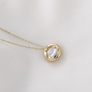 Collier plaqué or 14 carats avec pendentif perle baroque ronde à bord ondulé