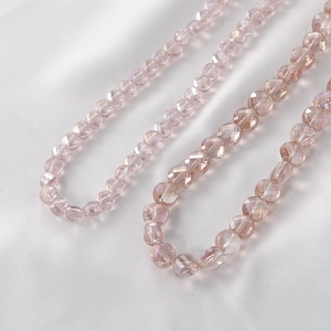 Facettierte hellrosa Kristallglasperlen für DIY-Schmuck auf weißem Seidenhintergrund