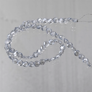 Detailansicht facettierter hellblauer Glasperlen für DIY-Schmuck und Bastelarbeiten