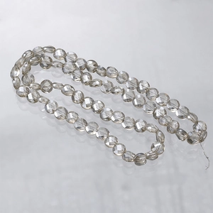 Makroaufnahme von rauchgrauen facettierten Kristallglasperlen für DIY Schmuck