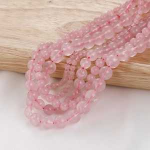 Cuentas redondas de cuarzo rosa natural 6-8mm para joyas DIY en un soporte de madera