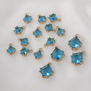 Nahaufnahme vergoldeter, drachenförmiger blauer Kristallanhänger für DIY-Schmuck