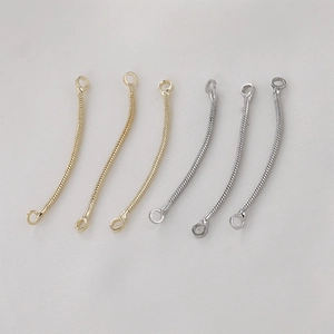 Vue macro des connecteurs de chaîne serpent dorés et argentés pour bijoux DIY