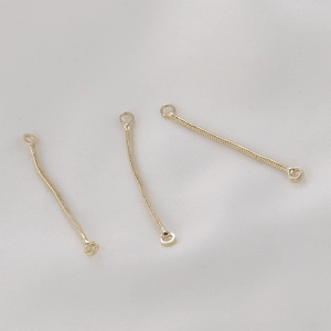 Détail de trois chaînes serpent dorées avec anneaux fermés pour la création de bijoux
