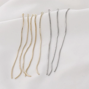 Détail de pompons en chaîne serpent dorée et argentée pour création de boucles d'oreilles