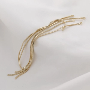 Détail de chaînes serpent dorées avec anneaux pour la création de bijoux DIY